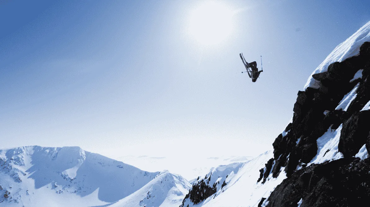 Robert Pallin Aaring frikjoerer Skikjører tar salto i fritt svev ned fra et fjell