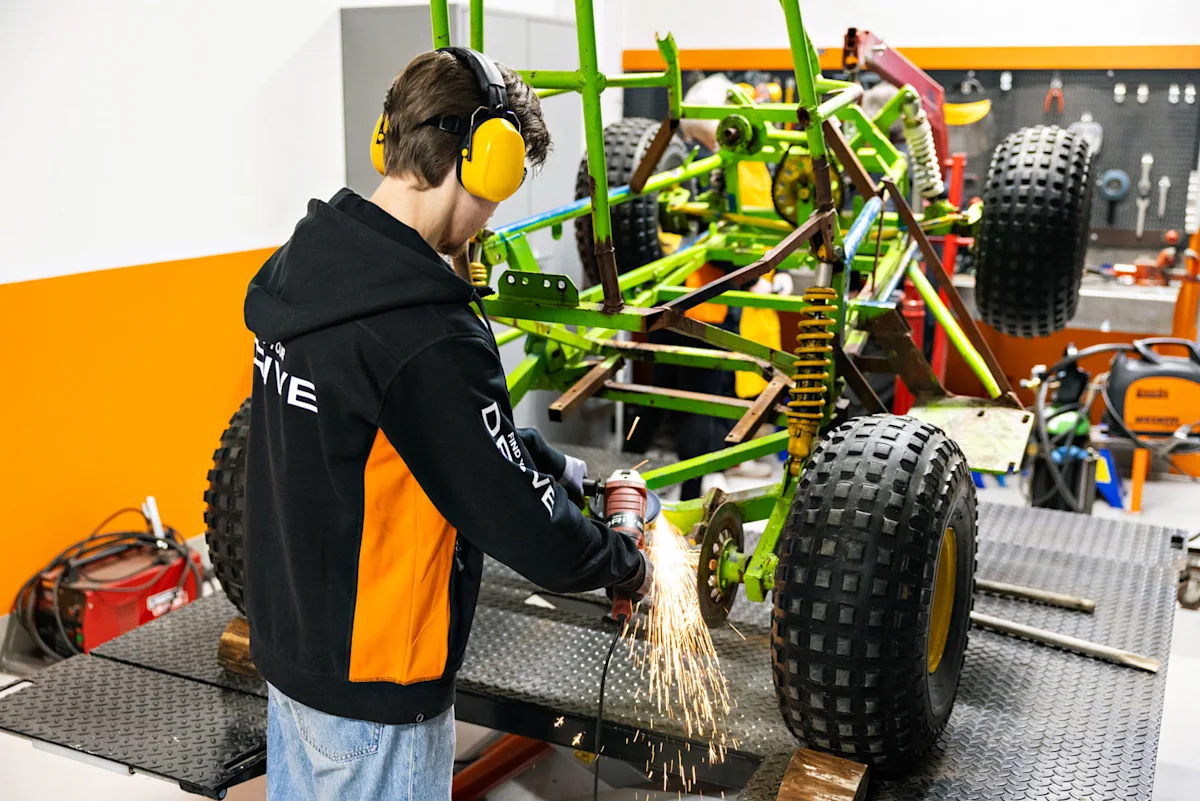 Ungdom sveiser på en bil Ungdom sveiser på en bil