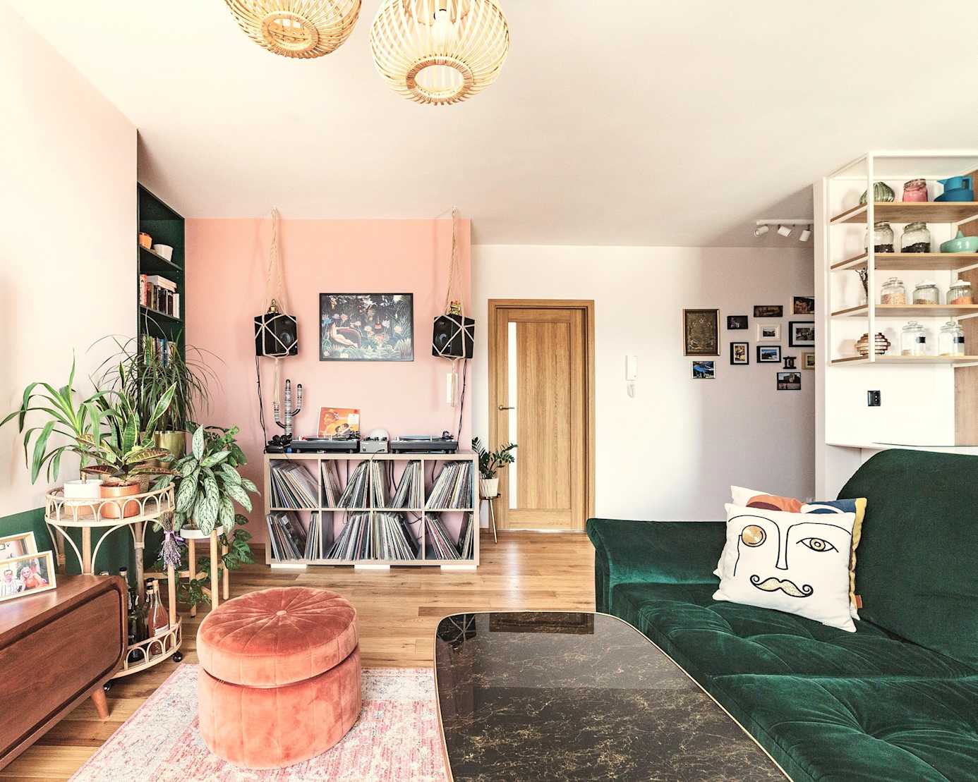 Pokaźny zbiór płyt winylowych i galeria z fotografiami z podróży to przykład wnętrza wpisującego się w trend eksponowania kolekcjonerskich zamiłowań | projekt: Kamiko