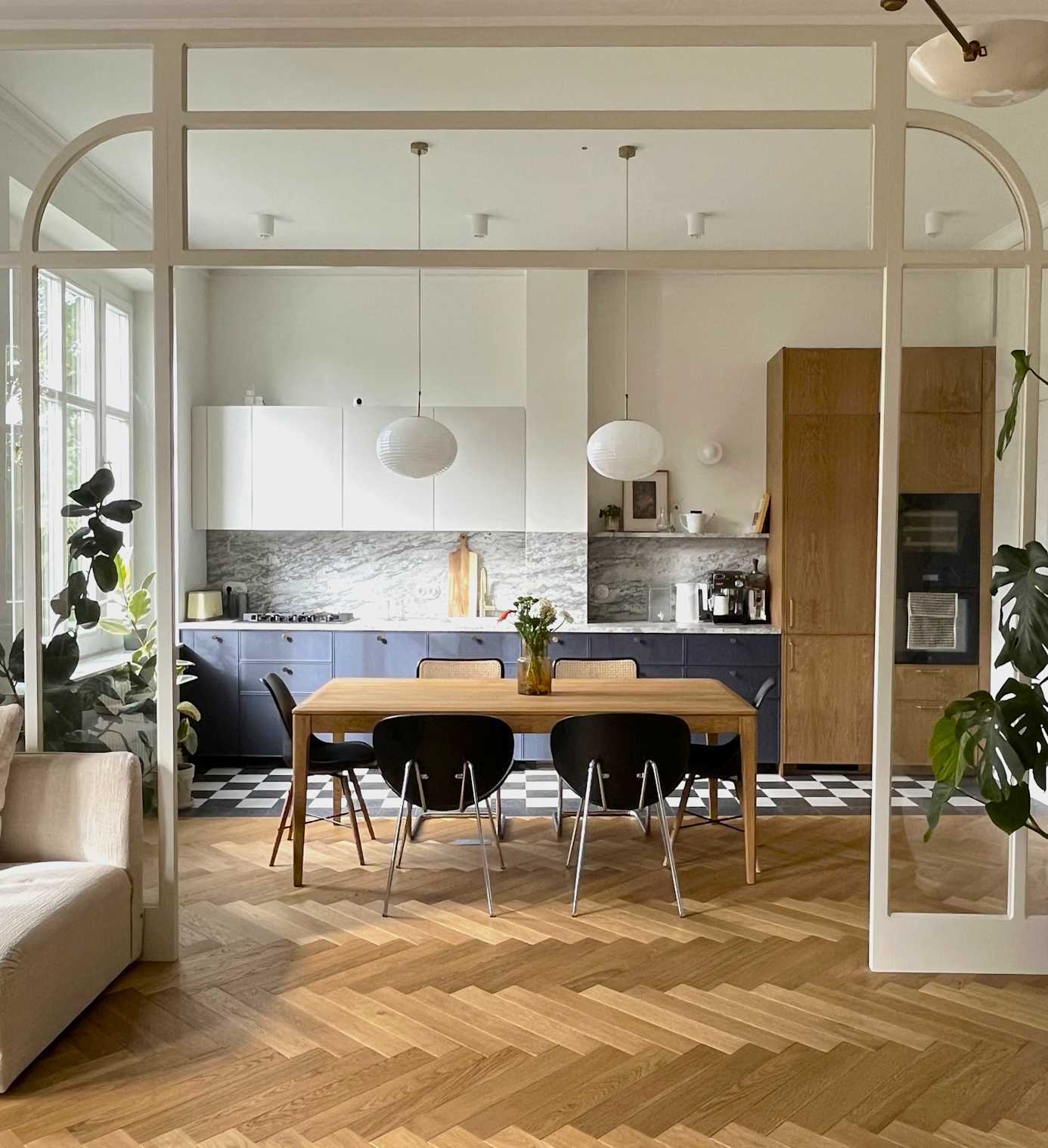 Wybór ponadczasowego designu, naturalnego drewna i kamienia sprawiają, że wnętrze zyskuje na szlachetności i ponadczasowości | projekt: Kamiko