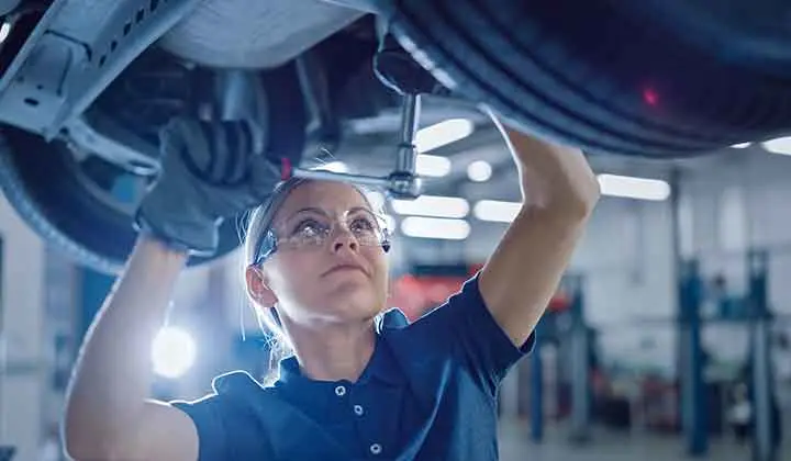 Image of a mechanic fixing a vehicle relating to the automotive industry