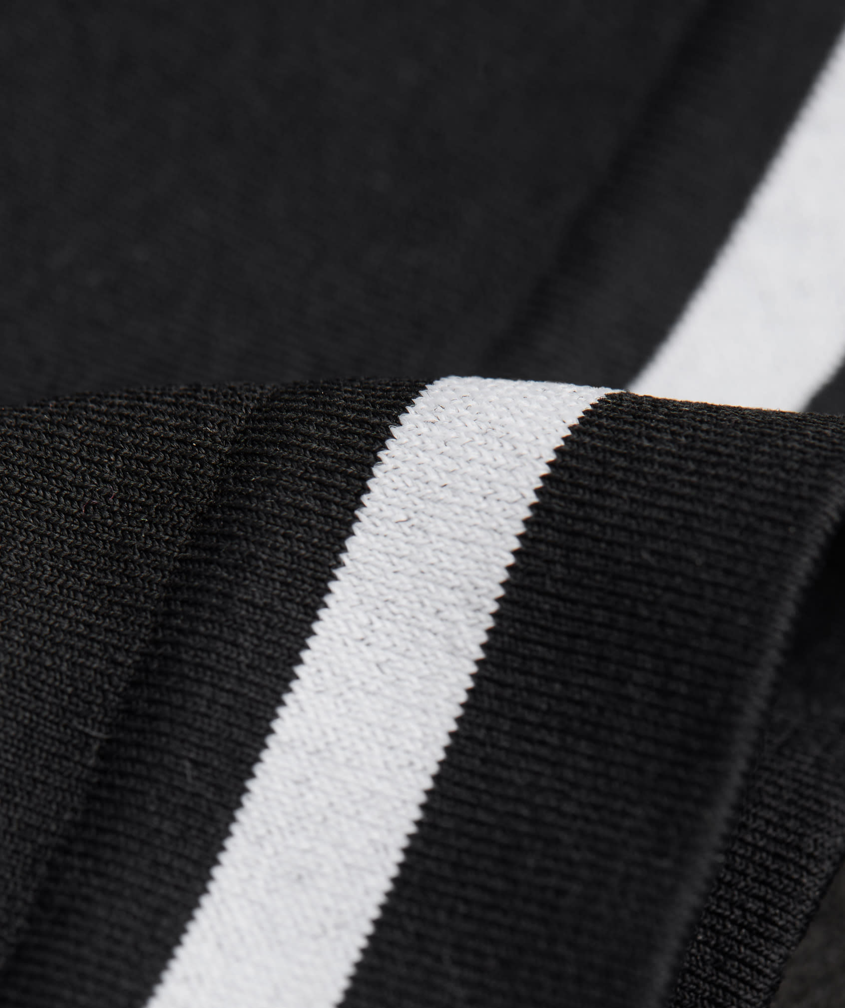 RETRO CONTRAST STRIPES