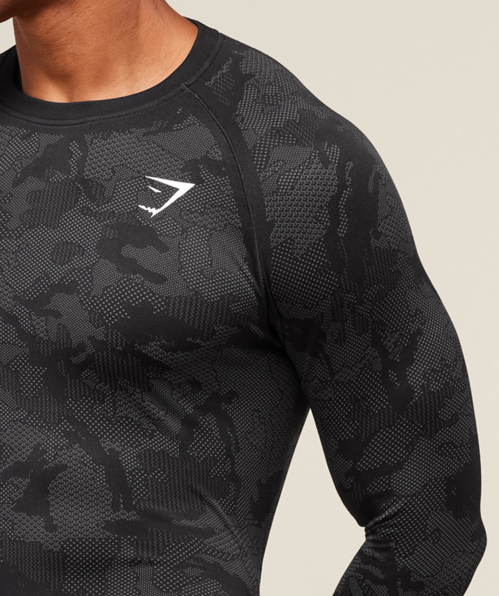 Shoulder-accentuating raglan sleeves