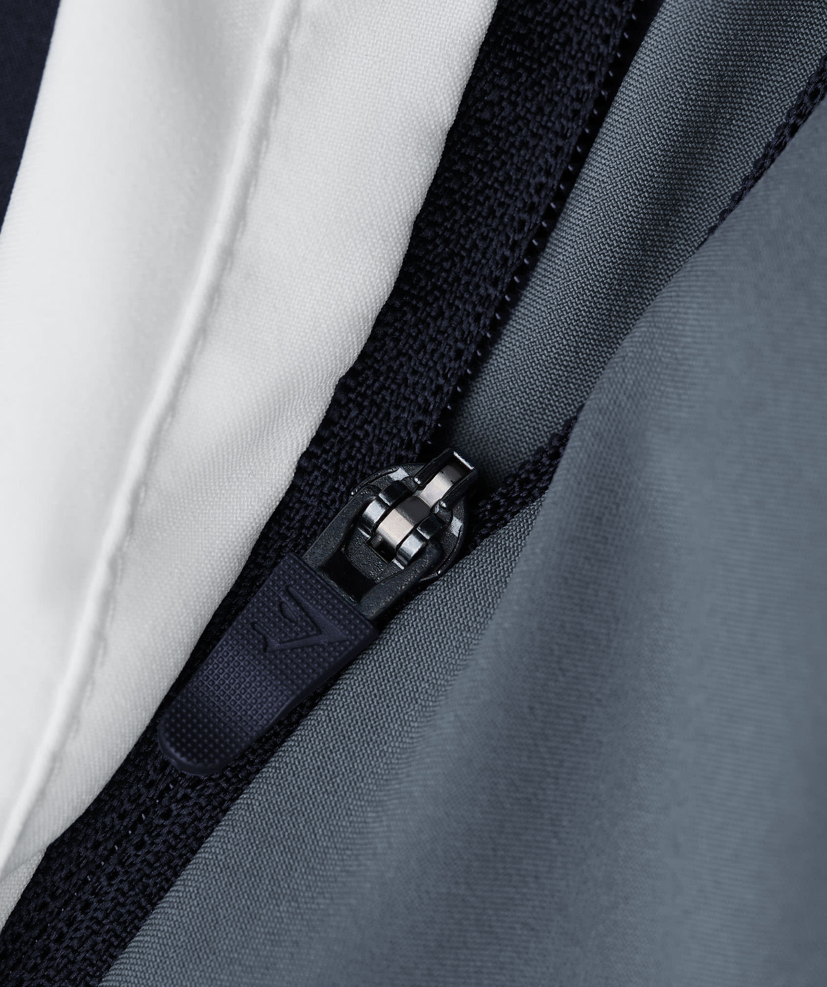 SECURE ZIPPED POCKETS