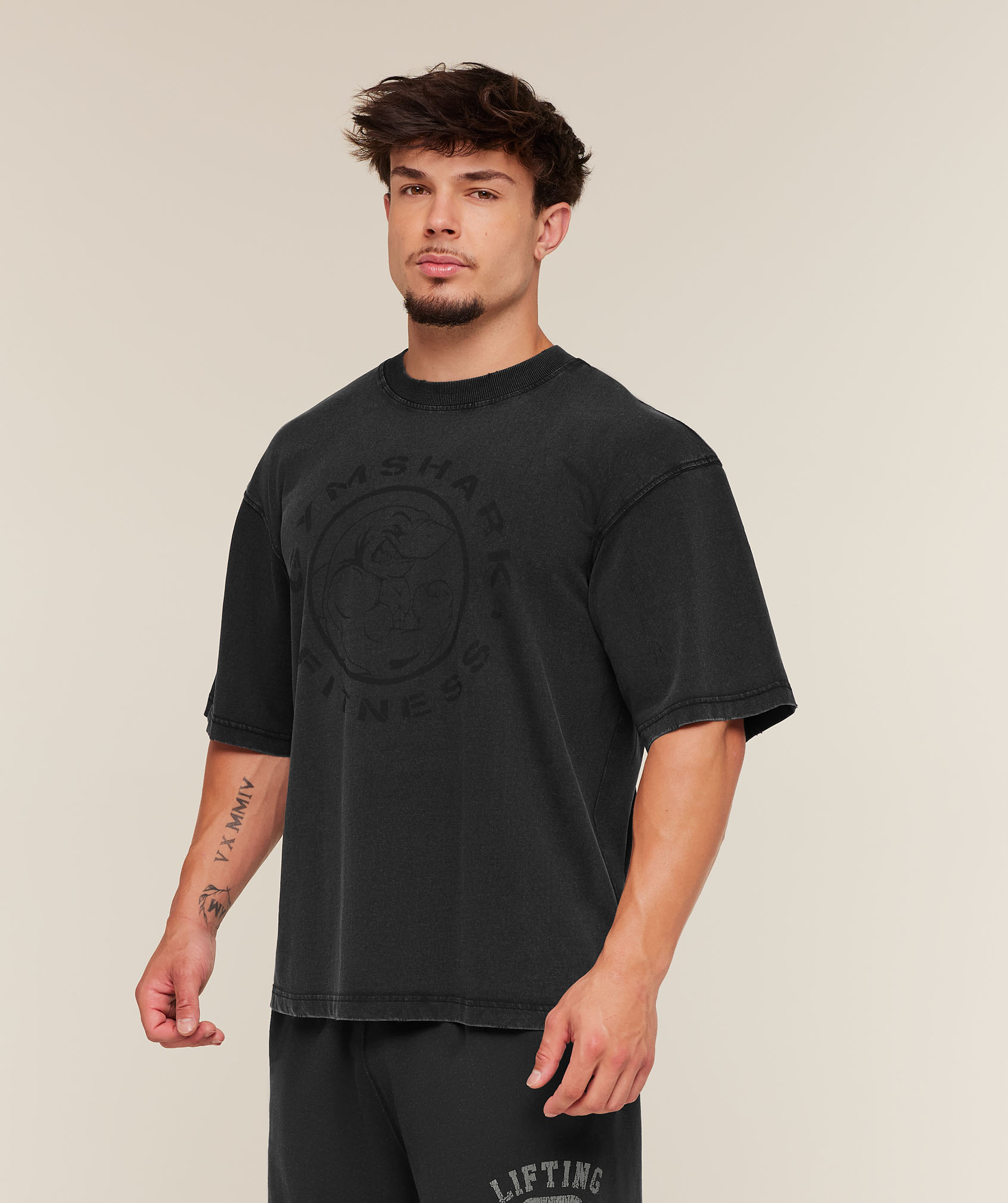 グク   レーシングストライプ リラックスTシャツ Gymshark Vintage Legacy T-Shirt - Black | Gymshark