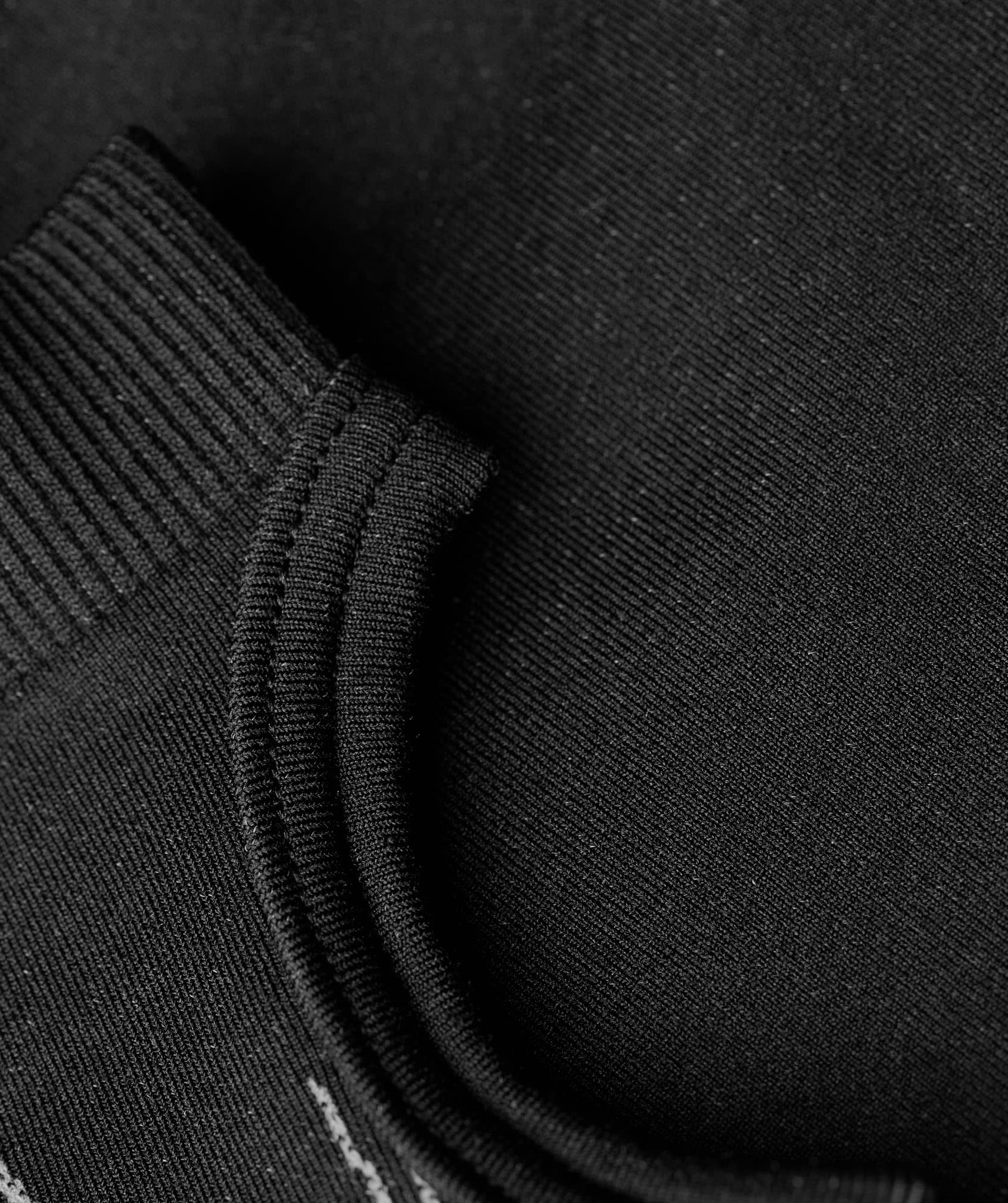Flattering seams to sculpt and contour the back, arms and shoulders