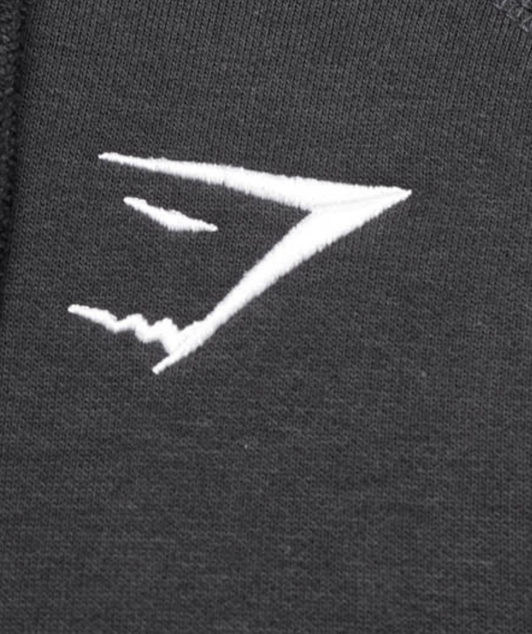  Durable embroidered logo that’ll last through every wear