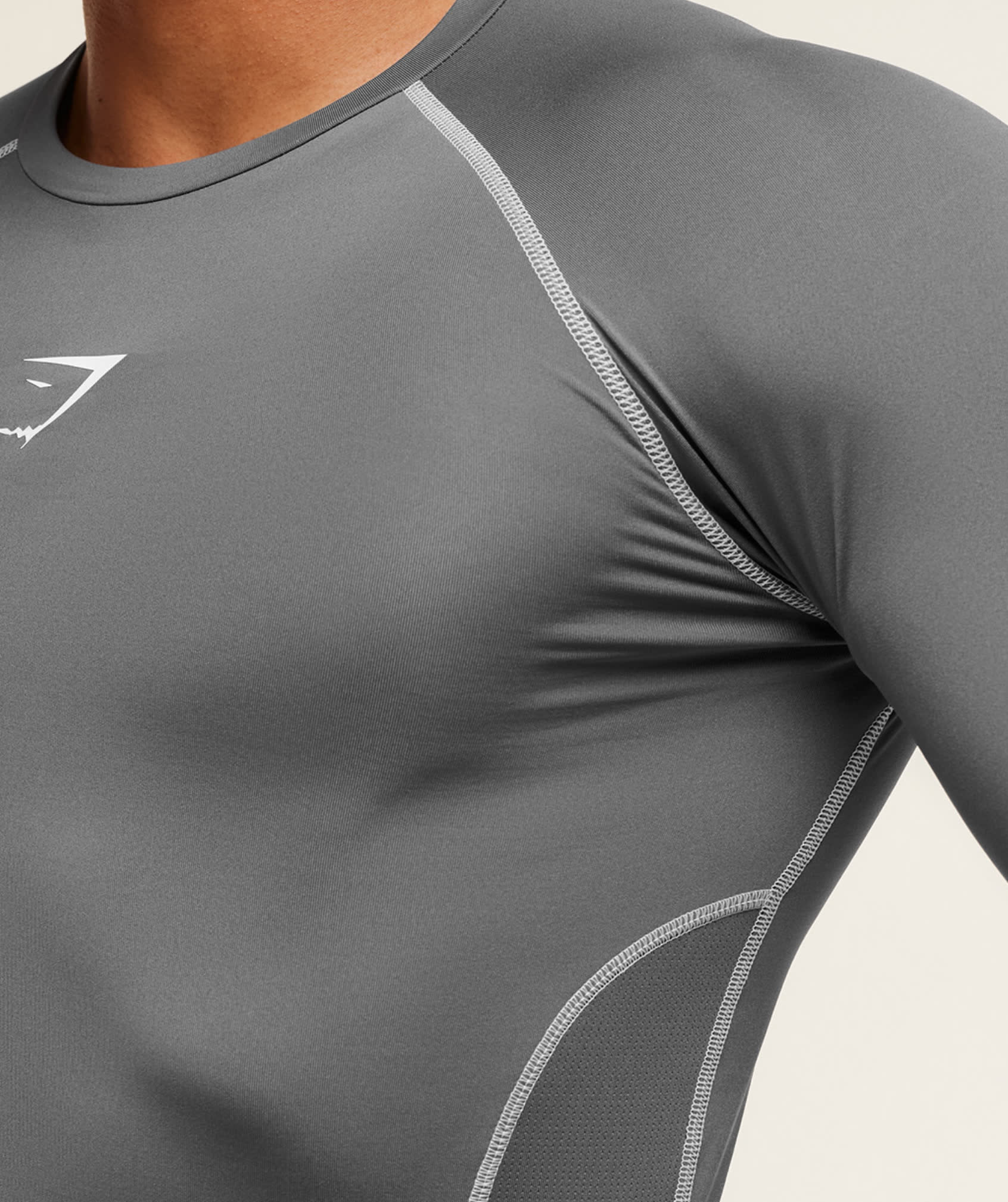 Additional mesh panels to the seams for extra stretch