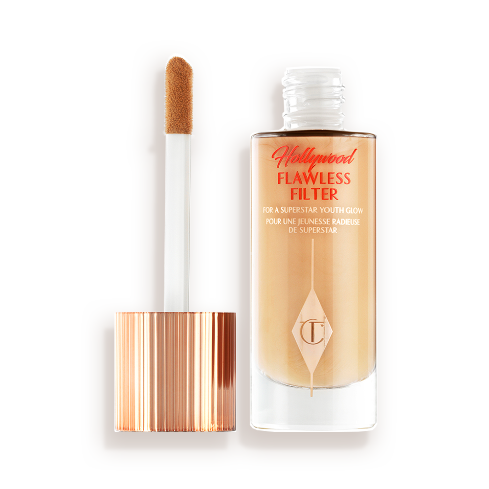 Glow verleihender Primer in einer geöffneten Glasflasche mit roségoldenem Deckel und abgeschrägtem Applikator.