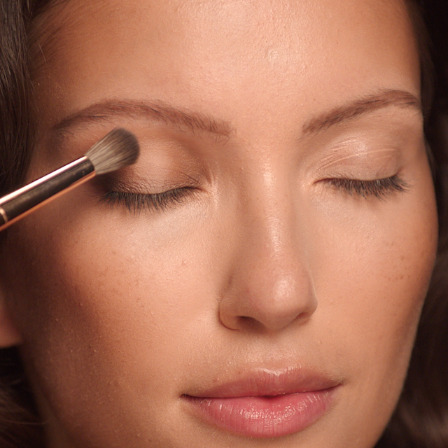 Step by step 20s makeup look tutorial: Step 6 create a matte eyeshadow look