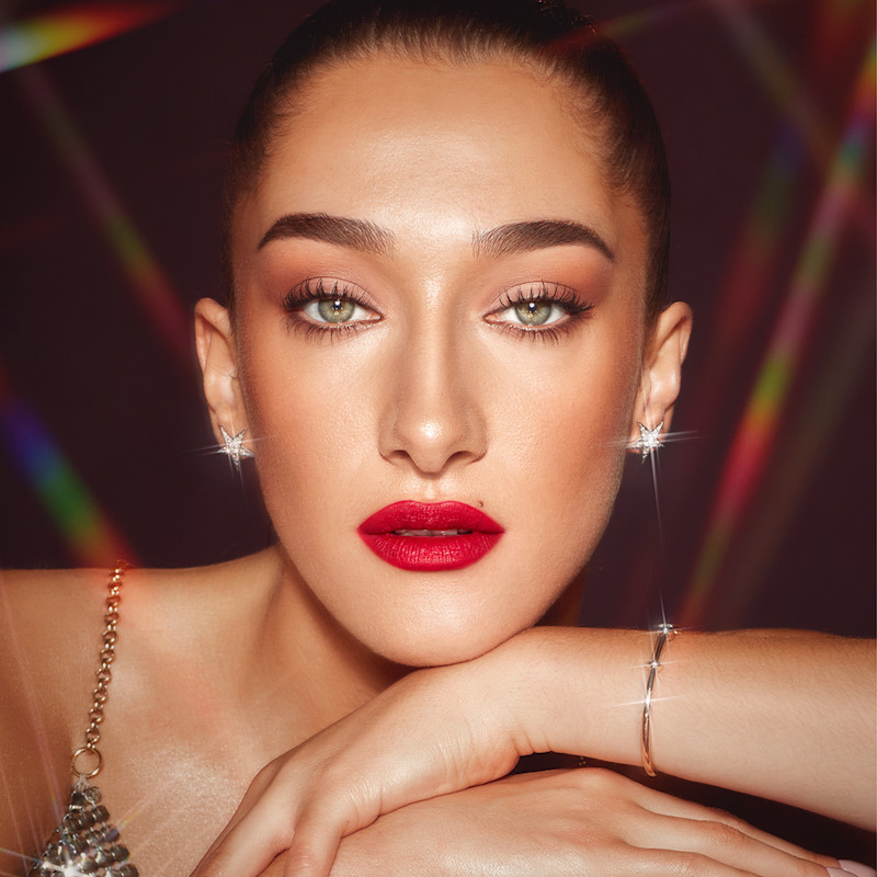 Bella Tilbury trägt einen Make-up-Look für das kleine Schwarze mit konturierten Augen