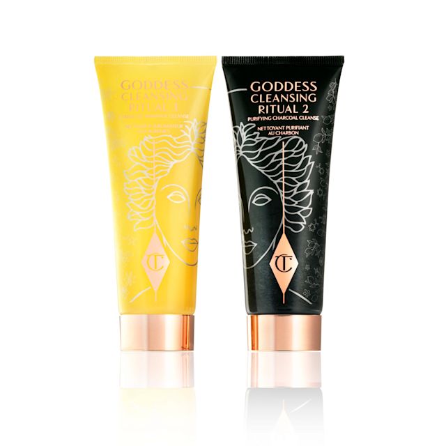 Deux nettoyants pour le visage, l'un dans un emballage jaune citron et l'autre noir anthracite, avec des bouchons rose-doré. 