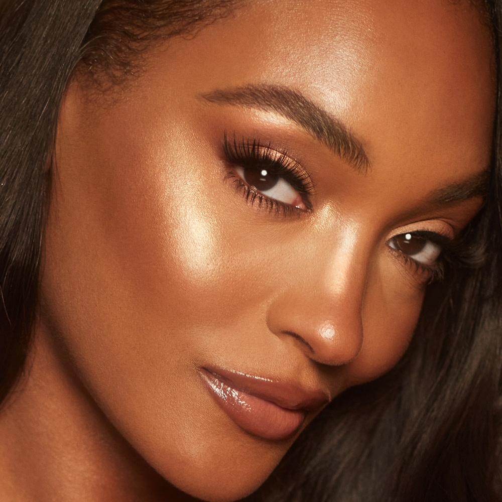Jourdan Dunn with a sculpted-looking jawline using Hollywood Glow Glide Face Architect Highlighter