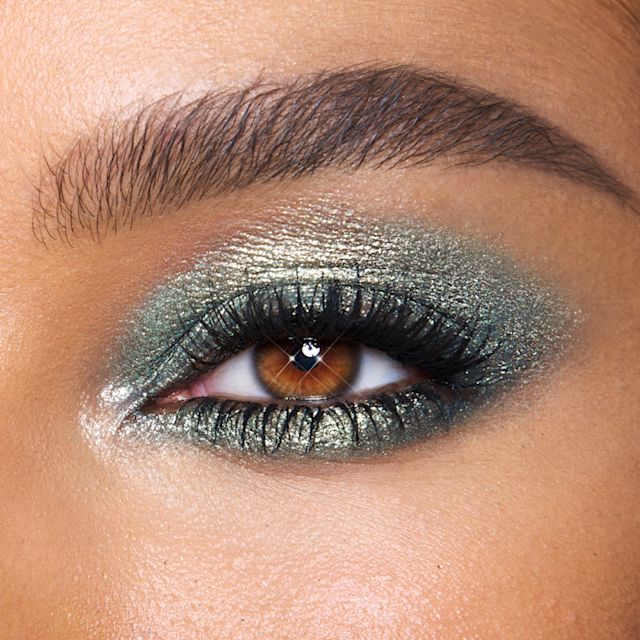 Nahaufnahme eines Models, das den hellgrünen Lidschatten Emerald Eyes Hypnotising Pop Shot trägt