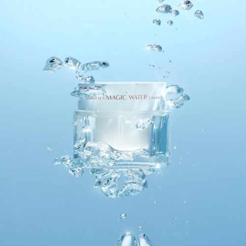 Confezione di Magic Water Cream immersa nell'acqua