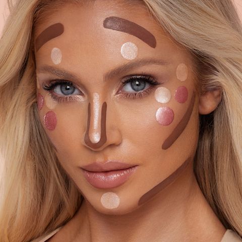 Comment fondre votre contouring à votre maquillage, un fard à joues et un enlumineur
