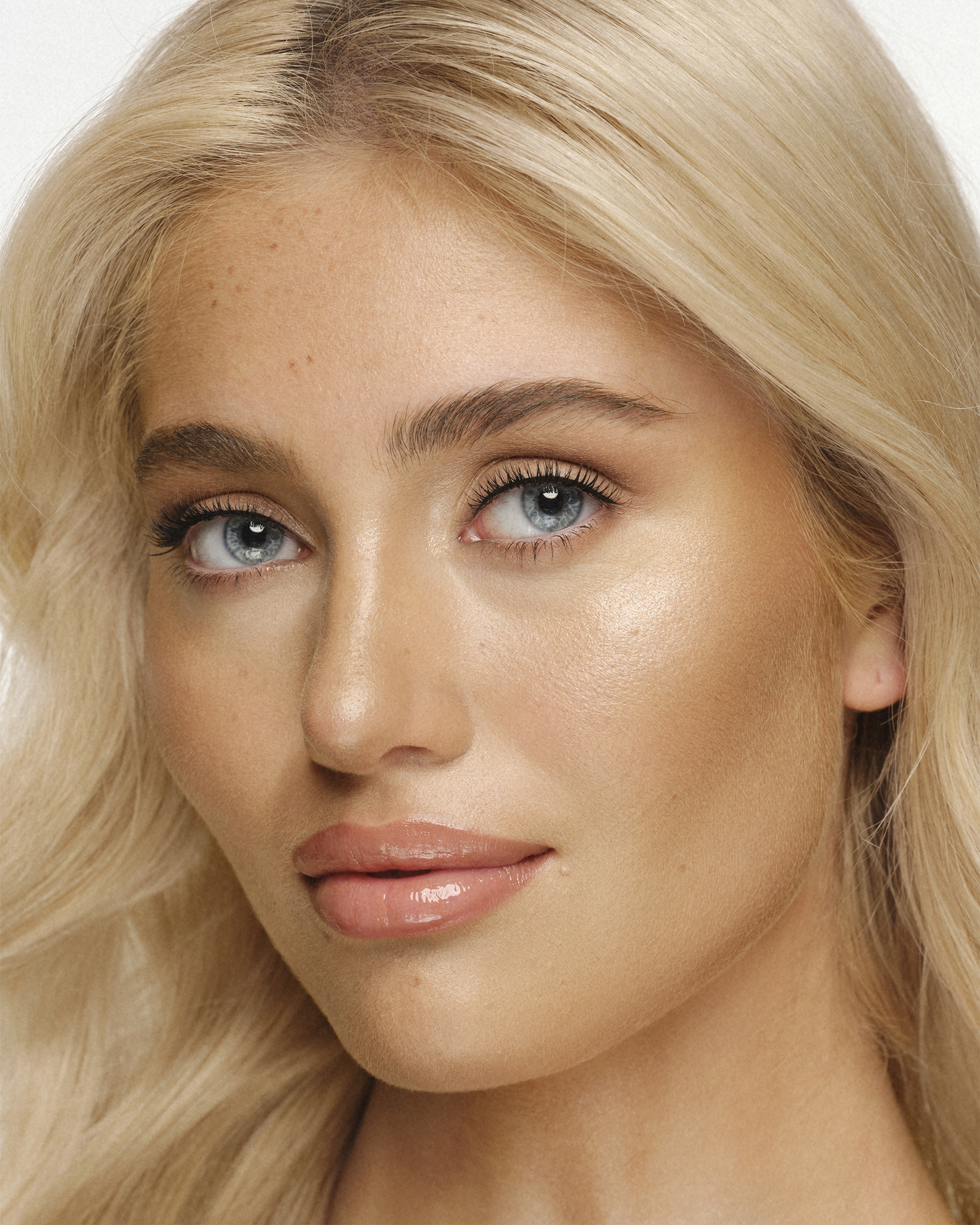 Model with a tantouring effect 4 days after applying Charlotte's Beautiful Skin Island Glow Easy Tanning Drops