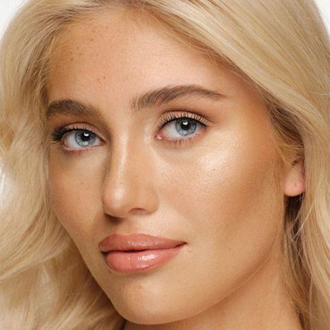 Model with a tantouring effect 4 days after applying Charlotte's Beautiful Skin Island Glow Easy Tanning Drops
