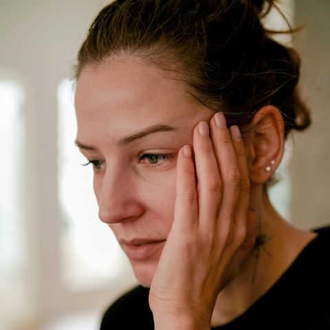 Personne prenant sa tête entre les mains par conscience du stress