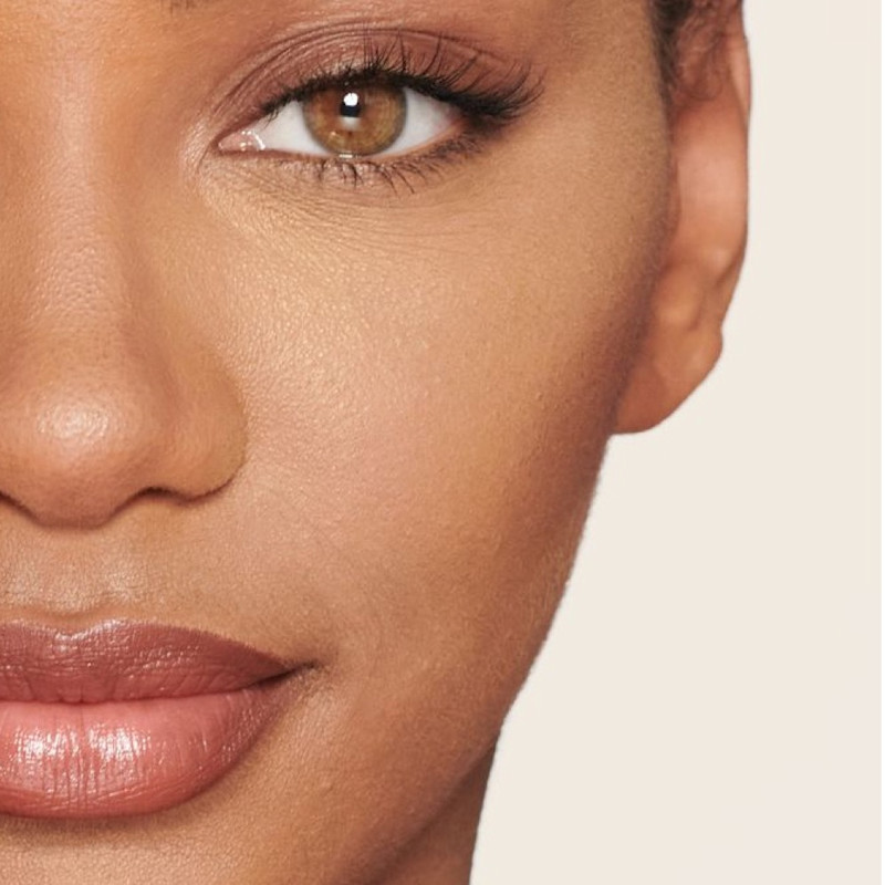 Brightening powder for tan skin