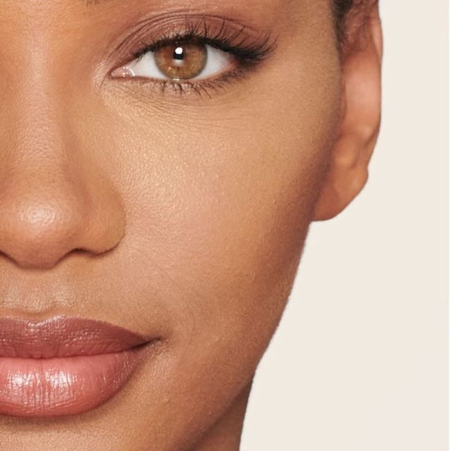 Brightening powder for tan skin