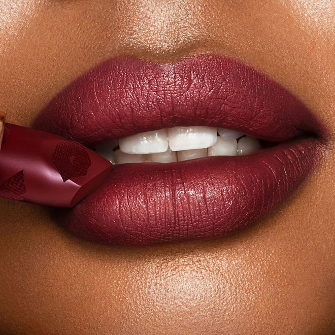 Charlotte Tilbury Matte Revolution Scarlet Spell Model 1 Charlotte Tilbury Matte Revolution Scarlet Spell Model 1
