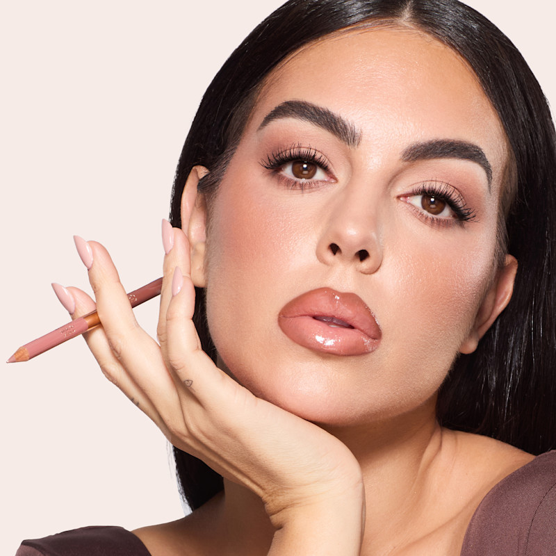 Georgina Rodriguez makeup Lip Cheat Contour Duo