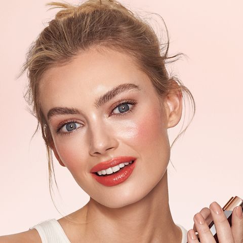 Hannah wearing an easy makeup look for beginners using Quick and Easy makeup kit in Pretty Fresh
