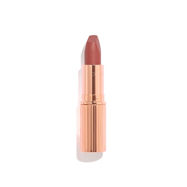 un rossetto matte aperto in una tonalità calda rosa berry in un astuccio metallico dorato di dimensione standard, accanto a un rossetto chiuso contenuto in un astuccio metallico dorato. 