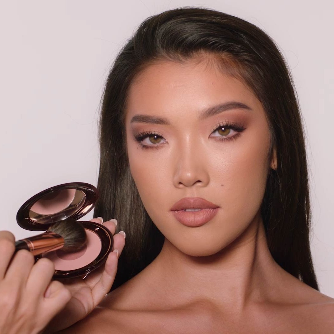 Step 11 in Charlotte's 90s Makeup Look: apply blush and highlighter