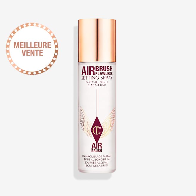 Airbrush Flawless Setting Spray sans son bouchon Une brume fixatrice ouverte dans un flacon transparent à côté de son bouchon doré.