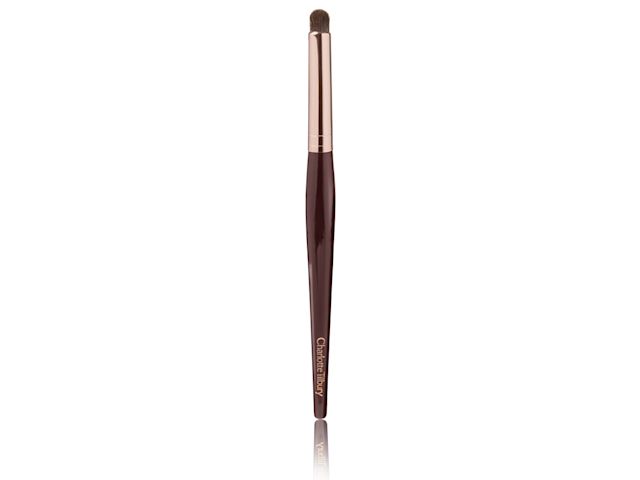 An eyeshadow & eyeliner brush in golden and dark crimson colour. 