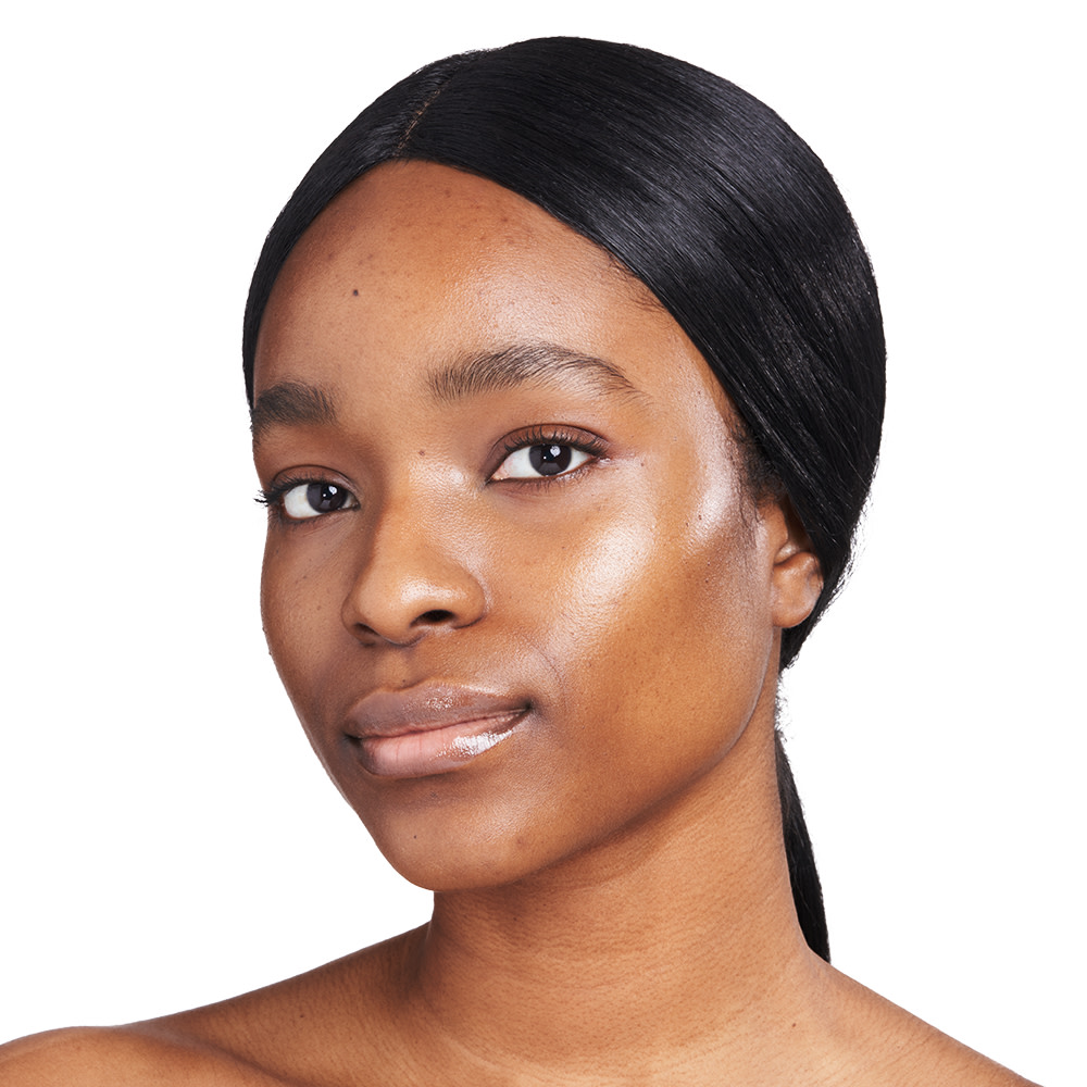 Deep-tone brunette model wearing flawless and glowy face base that minimises her pores. 