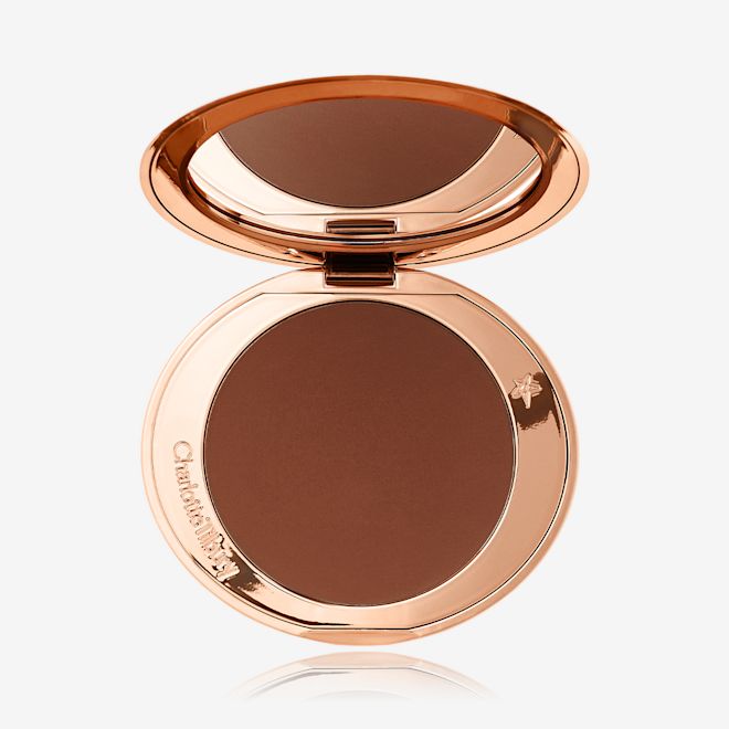 Airbrush Bronzer in tonalità Deep (molto scura) aperto Un bronzer compatto con specchietto sul coperchio aperto in una tonalità marrone scuro.