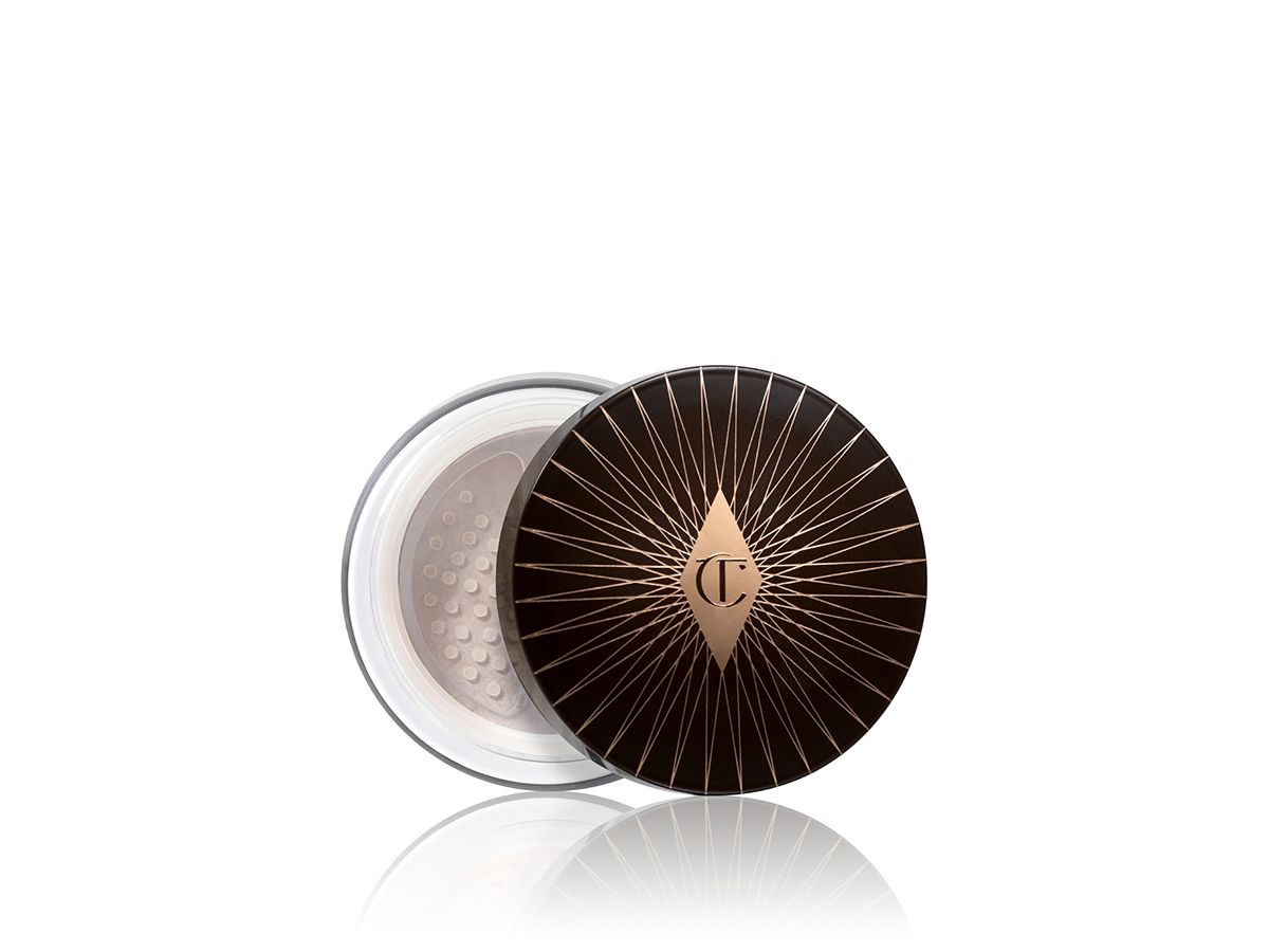 A light-diffusing loose powder for fair skin with a black and gold coloured lid. 