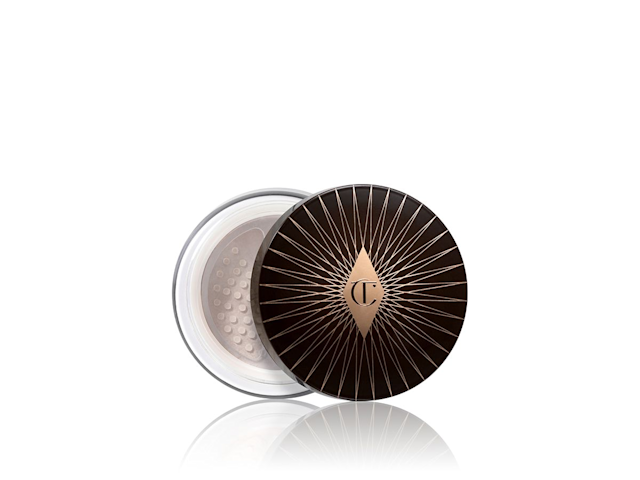A light-diffusing loose powder for fair skin with a black and gold coloured lid. 