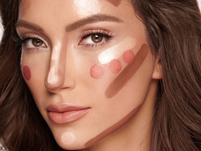 Edna applica le bacchette luminose Beauty in Pinkgasm, Spotlight e Hollywood Contour Light Medium