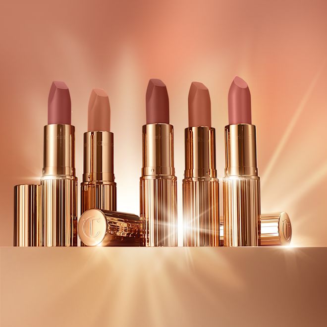 Supernudes Lipstick collection open Five, matte and satin finish, open lipsticks in gold-coloured tubes in nude shades of rose-brown, peach, rose-pink, apricot, and medium pink.
