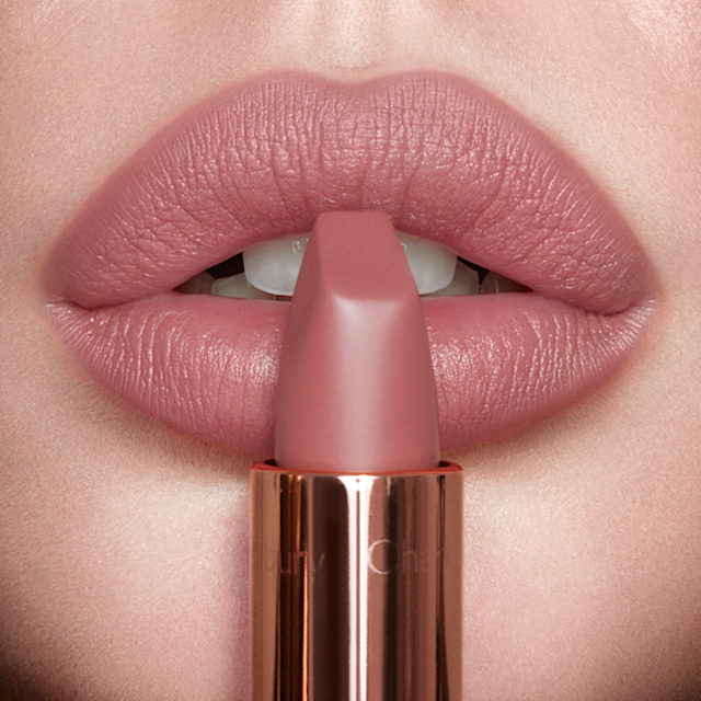 Primo piano di labbra con rossetto rosa neutro Pillow Talk su pelle chiara