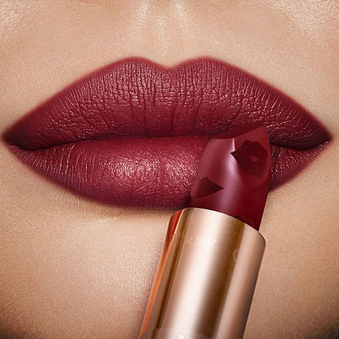 Charlotte Tilbury Matte Revolution Scarlet Spell Model 2 Charlotte Tilbury Matte Revolution Scarlet Spell Model 1