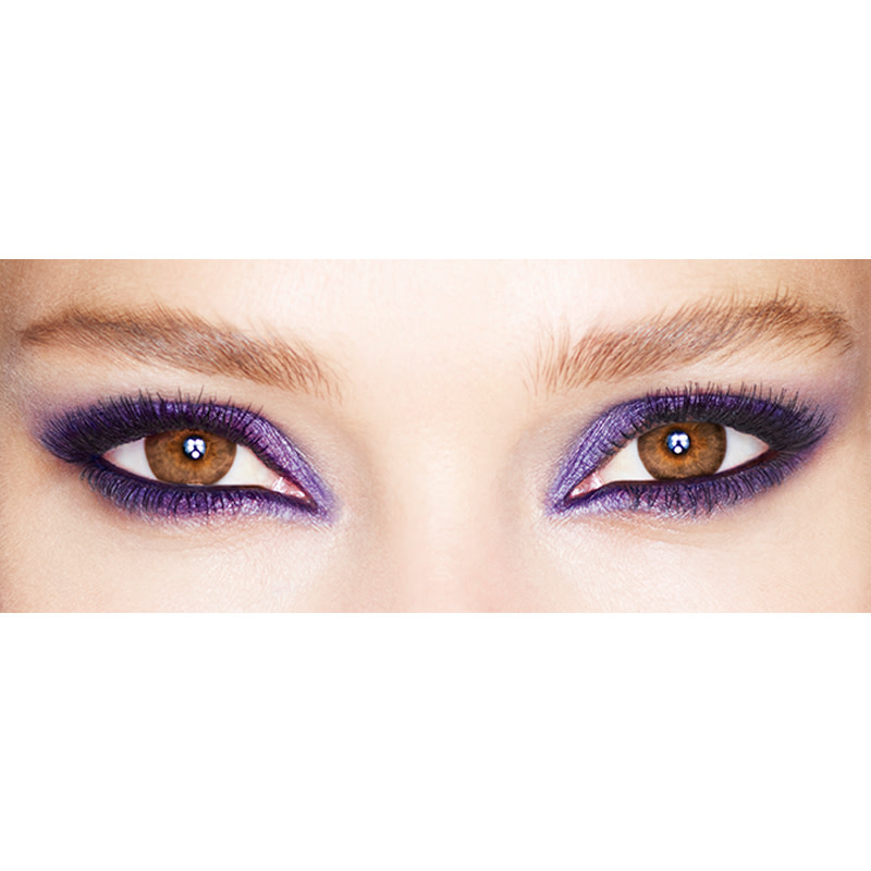 Regard caméléon de couleur violette en gros plan pour le blog Meilleures couleurs d'ombres à paupières pour les yeux marron