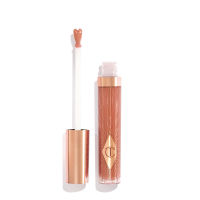 Un gloss rose-nude ouvert de taille normale avec un applicateur en forme de cœur et un bouchon rose doré à côté. 