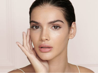 A light-tone brunette model with glowy, glass skin that looks fresh without makeup. 