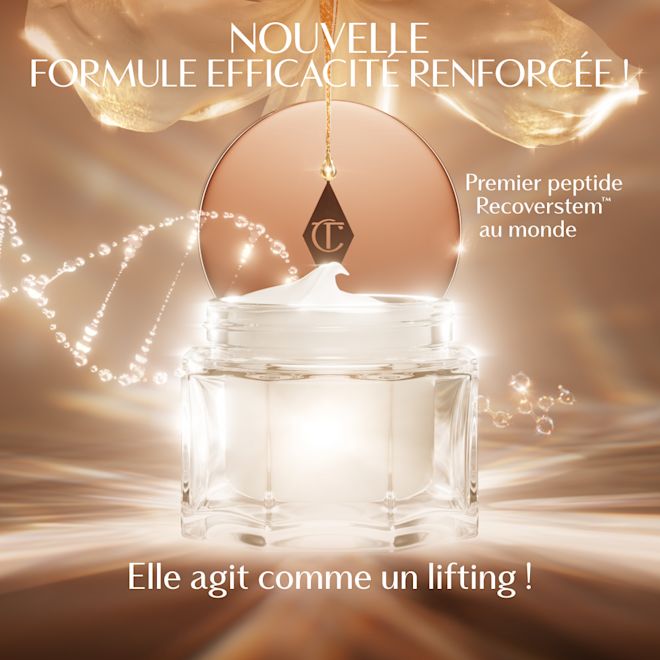 Infographie Magic Cream - NOUVELLE formule efficacité renforcée Un flacon de crème luxueux ouvert sur fond doré et lumineux. Le couvercle du produit, portant le logo Charlotte Tilbury, est suspendu au-dessus du pot, duquel sort un tourbillon de crème vers le haut. Le texte sur l'image met en évidence le « Nouvelle formule efficacité renforcée » avec « tout premier peptide Recoverstem unique au monde », et une affirmation selon laquelle 4 personnes sur 5 estiment que la formule « agit comme un lifting ».