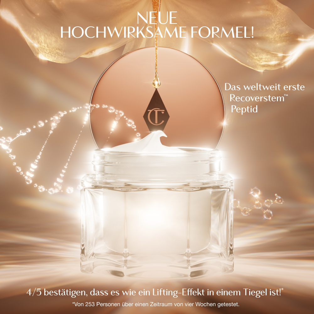 Ein luxuriöser offener Tiegel Creme mit einem leuchtenden, goldenen Hintergrund. Der Produktdeckel mit dem Charlotte Tilbury Logo schwebt über dem Tiegel, während sich eine Creme-Spitze dekorativ aus der Öffnung erhebt. Text auf dem Bild hebt „Neue! hochwirksame Formel“ mit einem „weltweit einzigartigen Recoverstem-Peptid“ hervor und der Aussage, dass 4 von 5 Anwender*innen bestätigen, dass sich das Produkt wie „ein Lifting im Tiegel“ anfühlt.