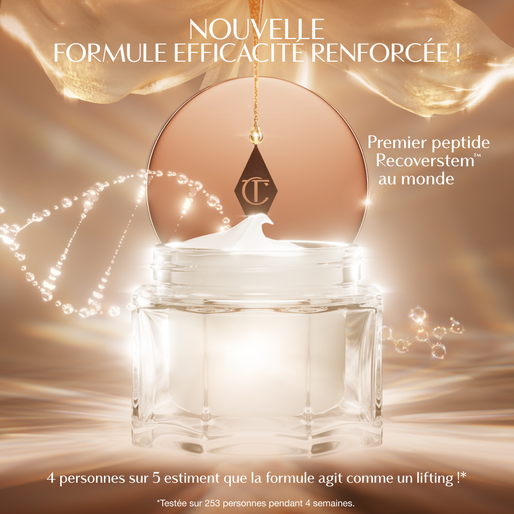 Un pot ouvert de crème luxueux avec un fond doré et lumineux. Le couvercle du produit, portant le logo Charlotte Tilbury, est suspendu au-dessus du pot comme un tourbillon de pics crème depuis le haut. Le texte sur l'image met en évidence le « Nouvelle formule efficacité renforcée » avec un « peptide Recoverstem unique au monde », et une affirmation selon laquelle 4 personnes sur 5 estiment que la formule « agit comme un lifting ».