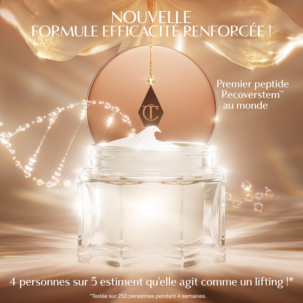 Un flacon de crème luxueux ouvert sur fond doré et lumineux. Le couvercle du produit, portant le logo Charlotte Tilbury, est suspendu au-dessus du pot, duquel sort un tourbillon de crème vers le haut. Le texte sur l'image décrit « Nouvelle formule efficacité renforcée » avec un « peptide Recoverstem unique au monde », et une affirmation selon laquelle 4 personnes sur 5 estiment que la formule « agit comme un lifting ».