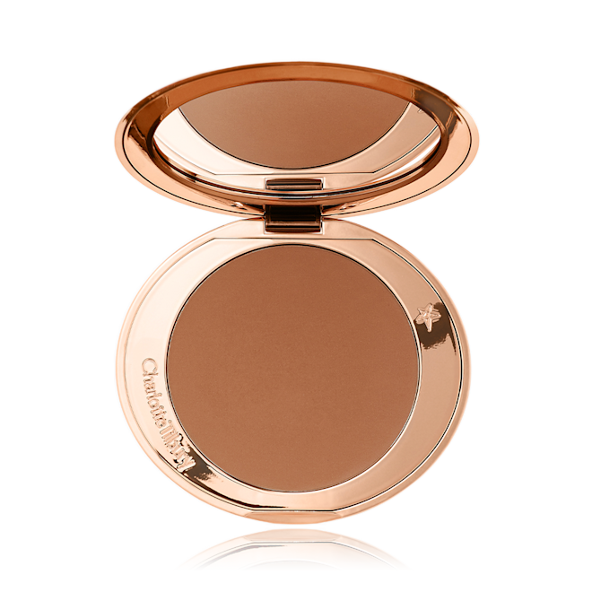 Airbrush Bronzer in Tan – offen Ein Bronzer mit offenem, verspiegeltem Deckel in einem gebräunten Farbton.