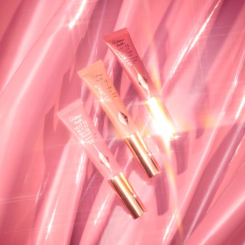 3 teintes de Matte Beauty Blush Wands avec un échantillon texturé en arrière-plan
