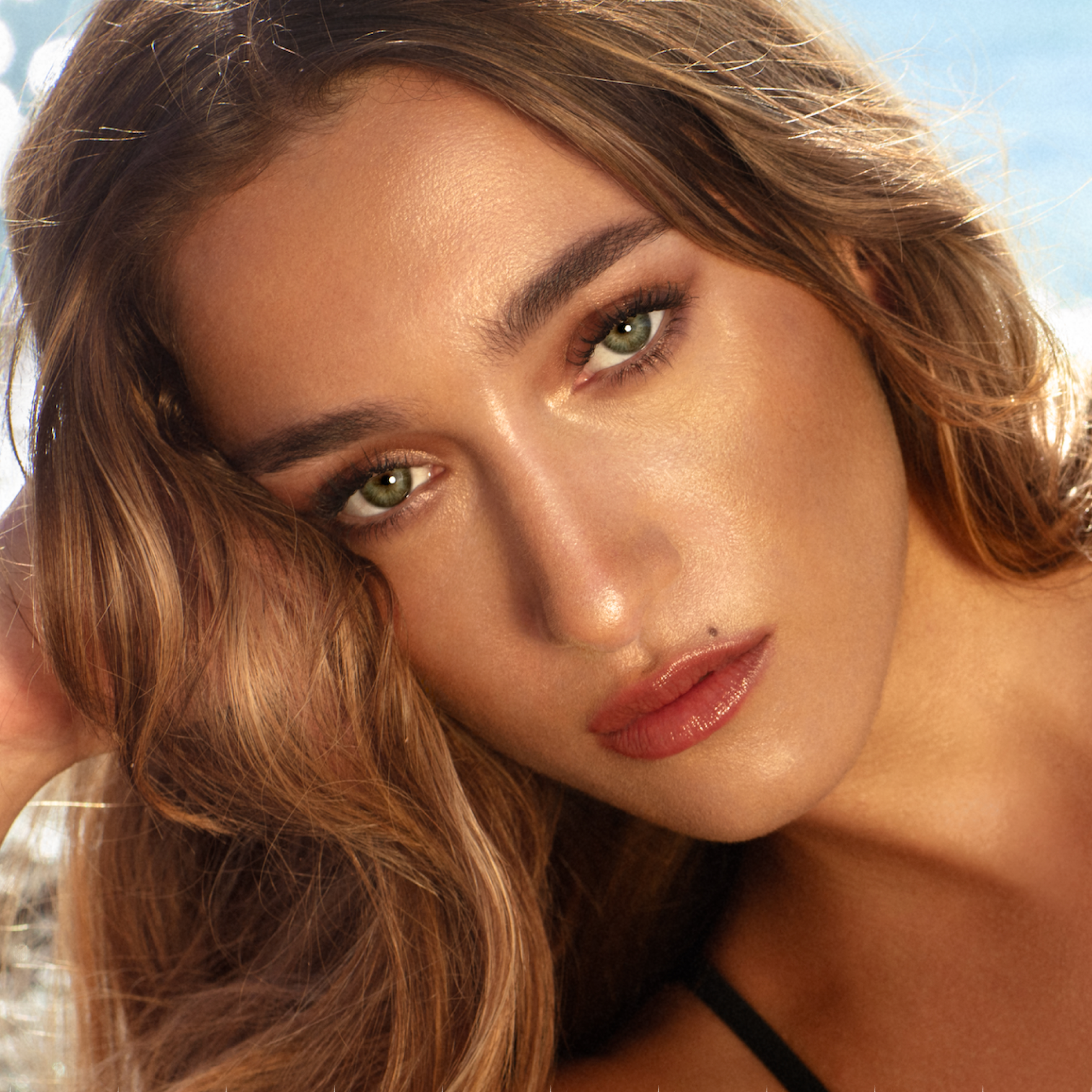 Bella Tilbury wearing a bronzed, Beautiful Skin 4th of july makeup look
